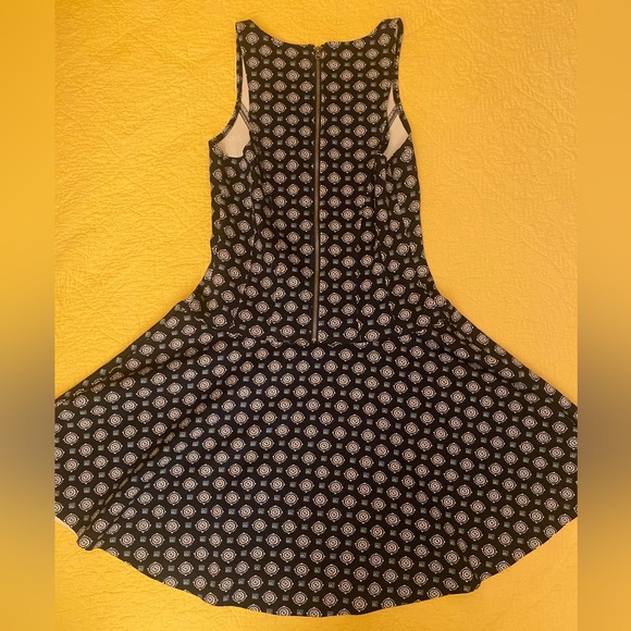 Abercrombie & Fitch, Women’s Scuba Mini Dress with Geometric Pattern - Picture 4 of 8